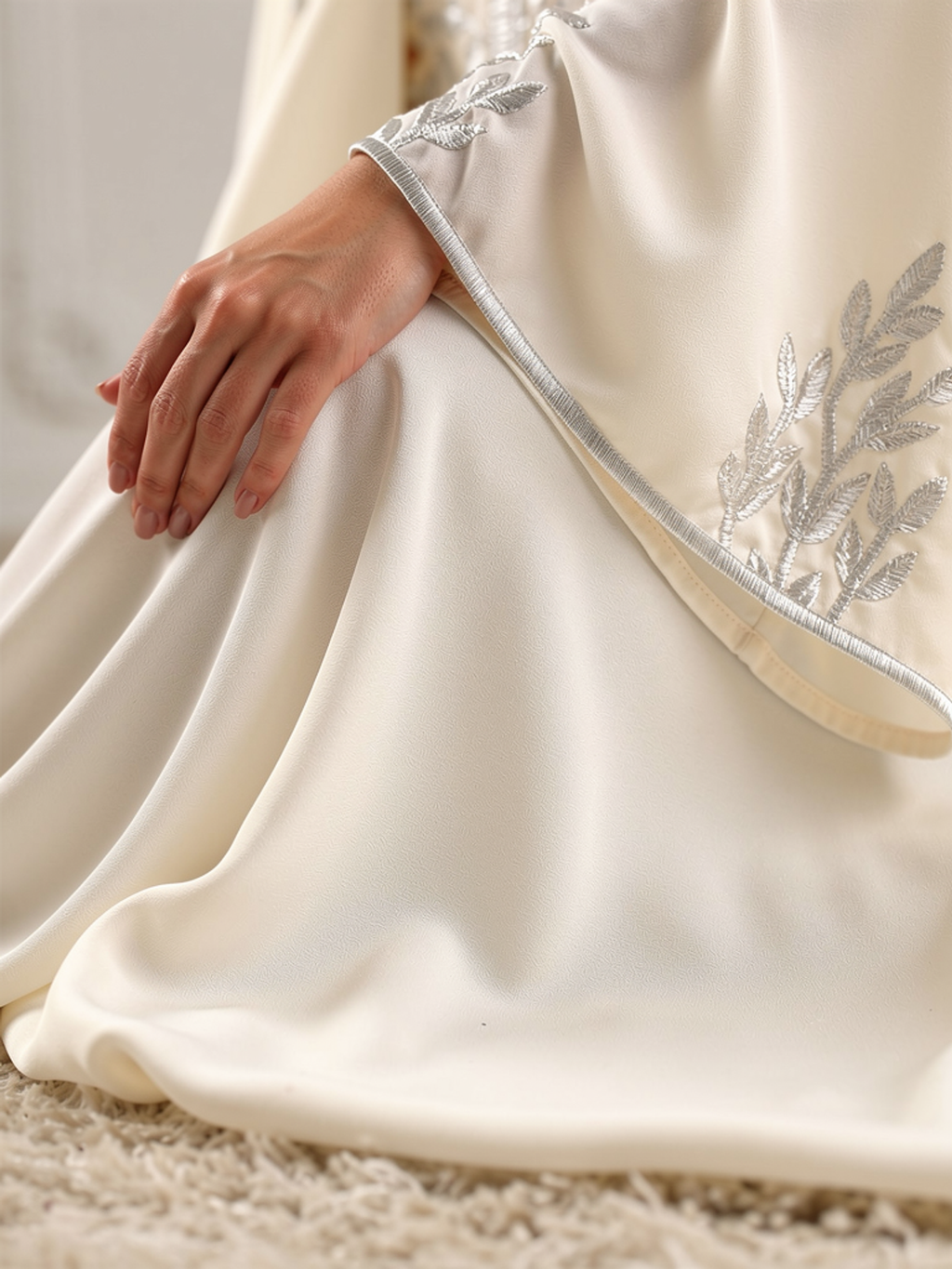 Caftan Layla Ivoire — détail manche et ourlet