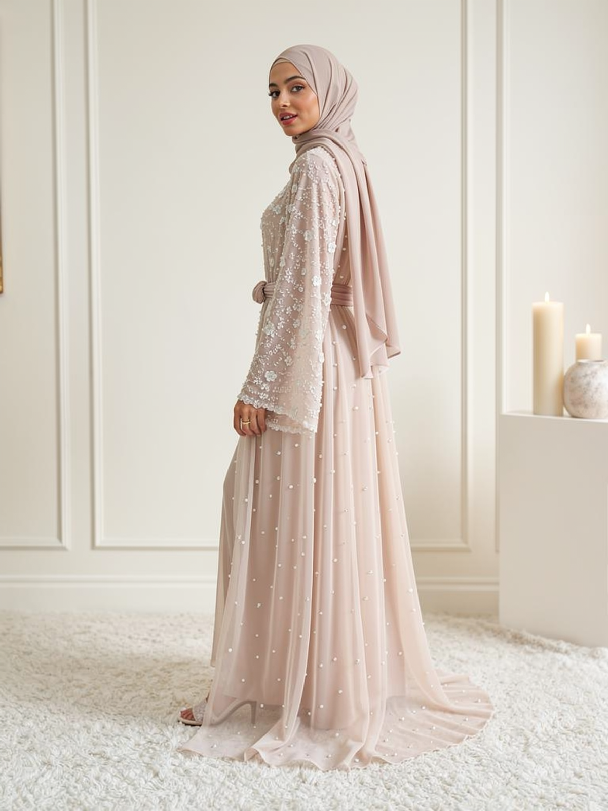 Abaya Perlée Lina Beige — vue trois-quarts