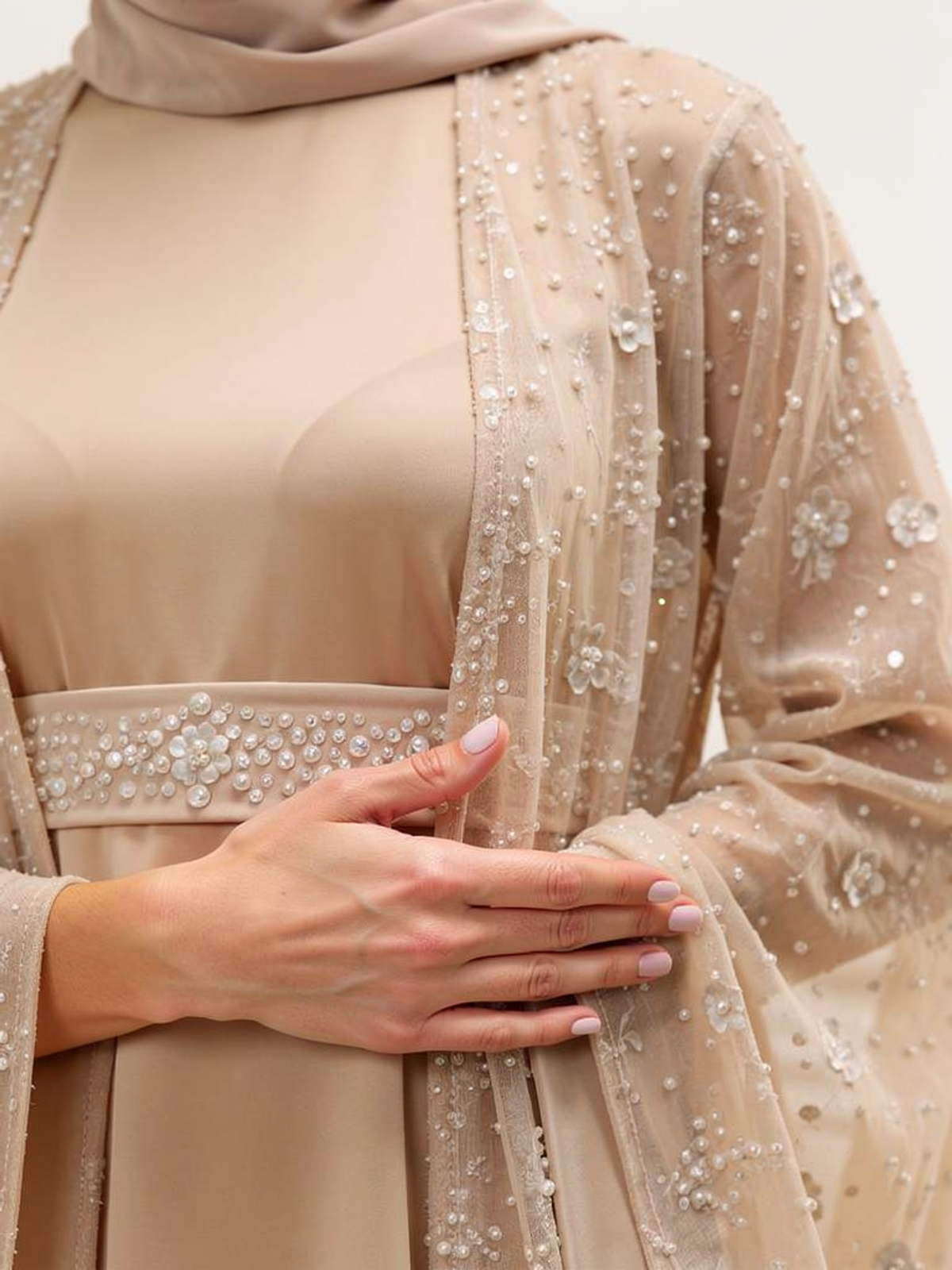 Abaya Perlée Lina Beige — détail du buste