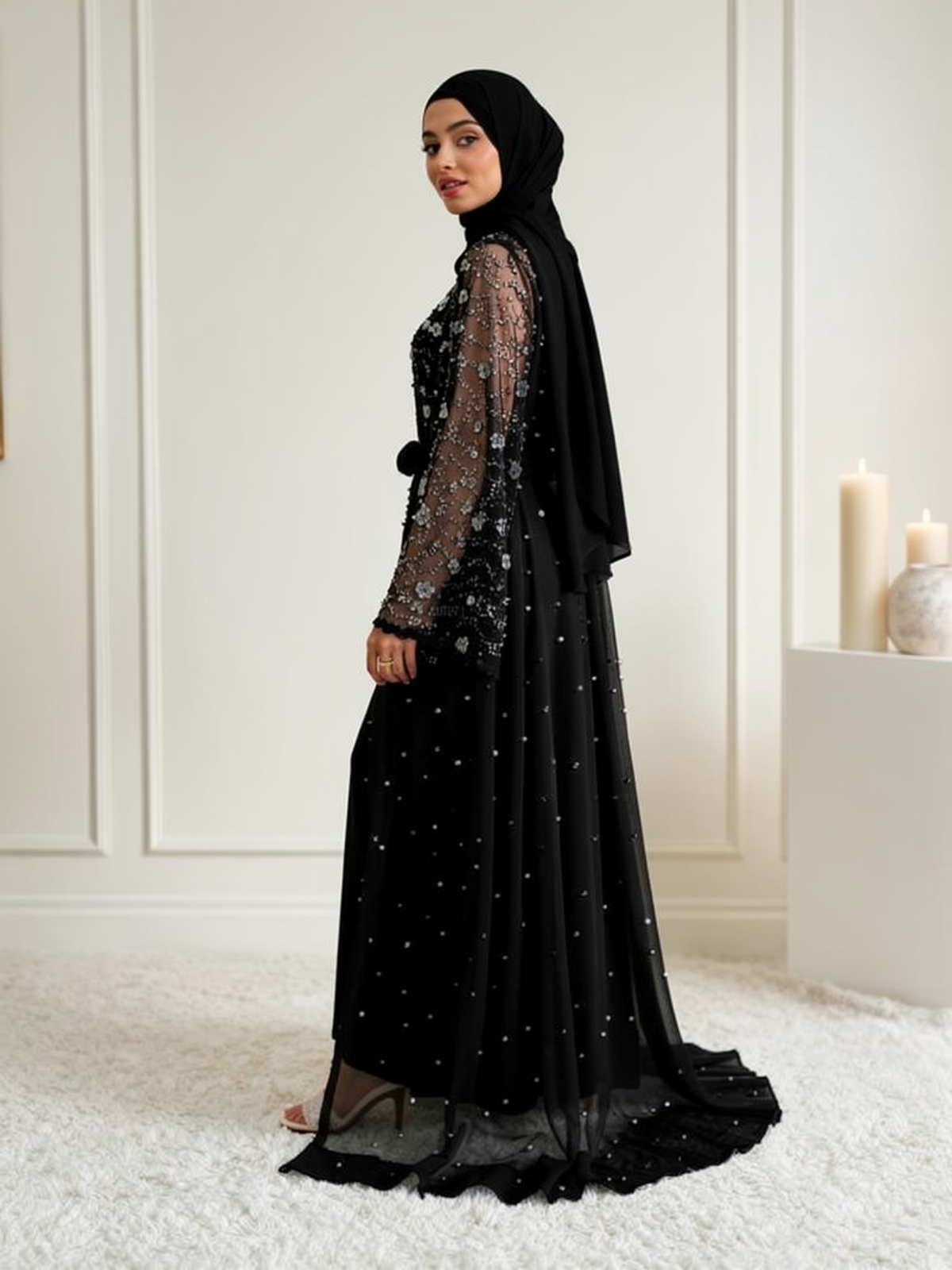 Abaya Perlée Lina Noir — vue trois-quarts