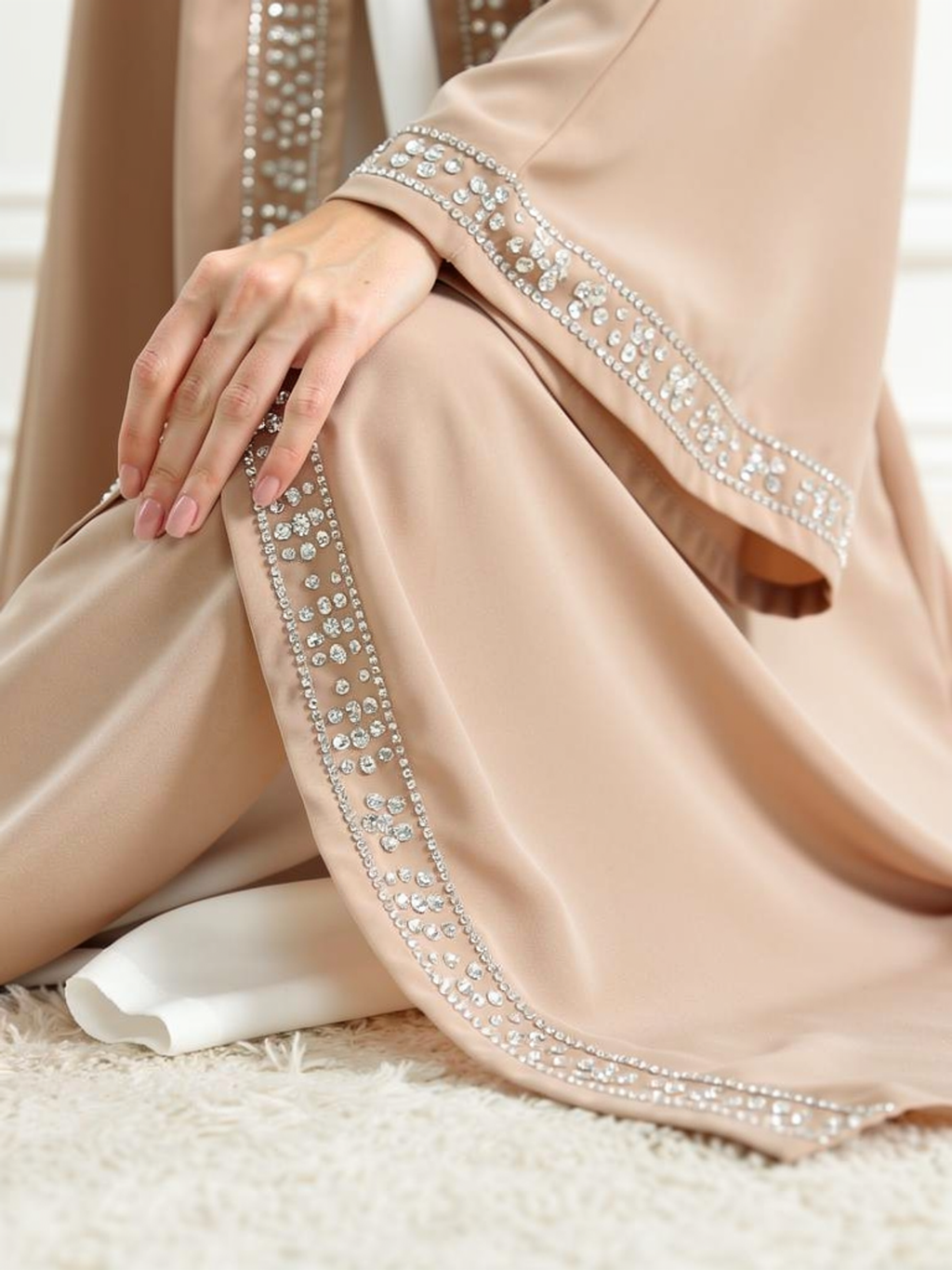 Abaya Mousseline Yasmine Beige — détail manche et ourlet